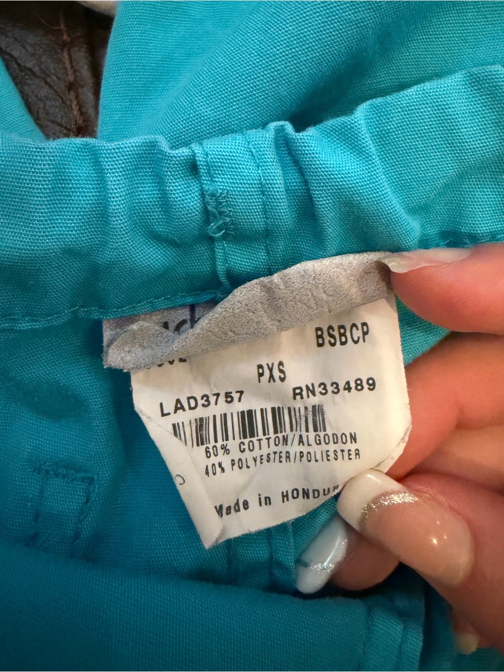 Urbane Bright Turquoise V-Neck Medical Scrub Set! - Picture 14 of 15